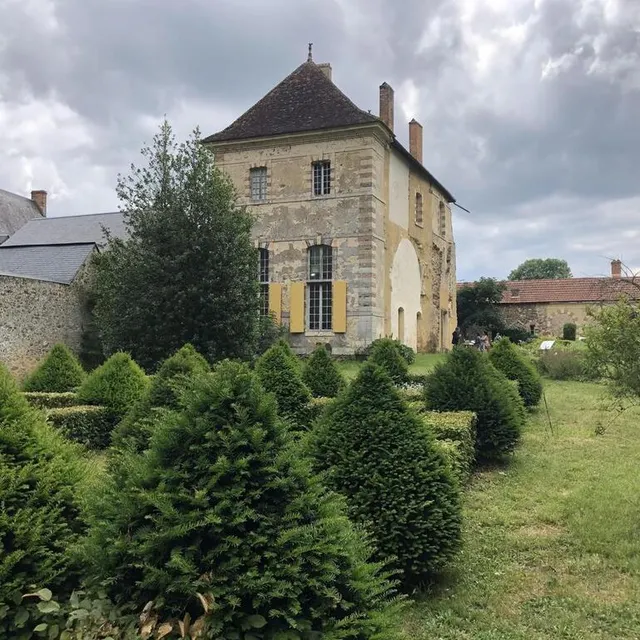 photo la promenade du prieur, ce jardin géométrique composé d’ifs et de charmes fait face à la seule façade du xviie siècle.  ©  archives le maine libre