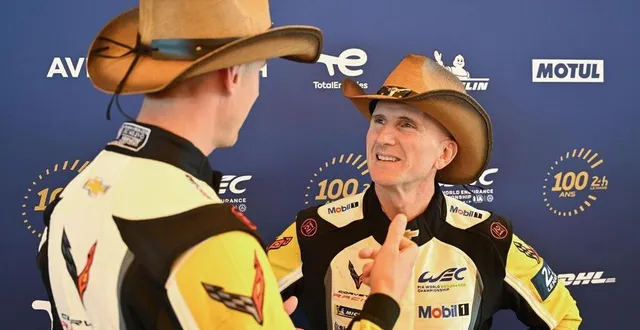 photo  ?ben keating, en discussion avec son coéquipier néerlandais nicky castburg, lors du pesage de la 91e édition des 24 heures du mans.  &copy;  vincent michel / ouest-france 