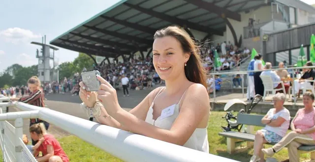 photo  camille cartier, 23 ans, se charge de la communication de la société des courses sur les réseaux sociaux.  &copy;  ouest-france 