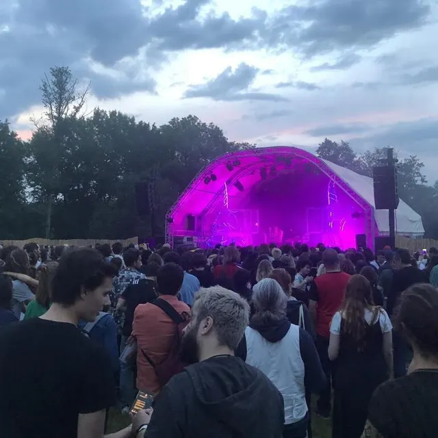 photo alors que le jour déclinait, les festivaliers ont pu apprécier les jeux de lumières de la prestation de flavien berger.  ©  ouest-france