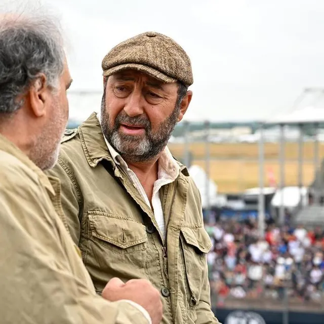 photo les comédiens kad merad et raphaël mezrahi  jouent dans le film de claude lelouch actuellement en tournage sur le circuit du mans.  ©  franck dubray / ouest france