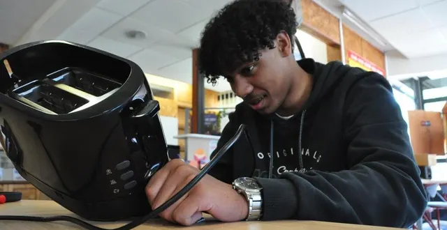 photo  dieydi, élève en bac pro au lycée d’estournelles, animera ce repair café dans le cadre d’un stage.  &copy;  le maine libre 