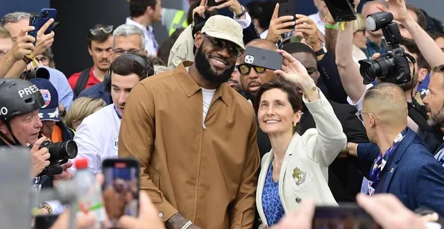 photo  lebron james et la ministre des sports, amélie oudéa-castéra, samedi 10 juin 2023, sur le circuit des 24 heures du mans.  &copy;  vincent michel / ouest-france 