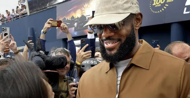 photo  le quadruple champion de nba lebron james était chargé de donner le départ de la course des 24 heures du mans 2023 en agitant le drapeau tricolore.  &copy;  photo : marc ollivier/ouest-france 