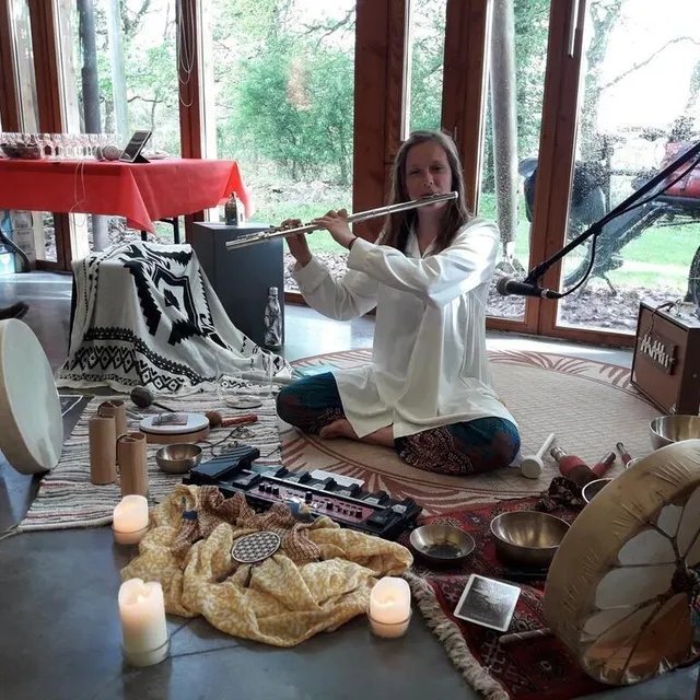 photo ségolène duhamel : « munie de ma flûte ou de mon appareil photo, j’aime aller à la rencontre des habitants de la suisse normande, m’inprégner d’ambiances, de nature et de lieux inspirants. »  ©  ouest-france