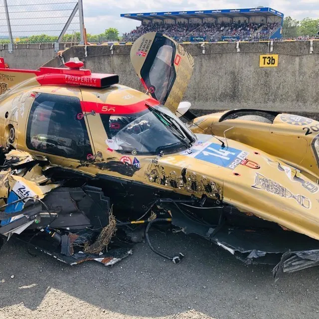 photo l’état de la voiture de l’équipe nielsen racing, l’obligeant à l’abandon…  ©  photo : marc ollivier / ouest-france