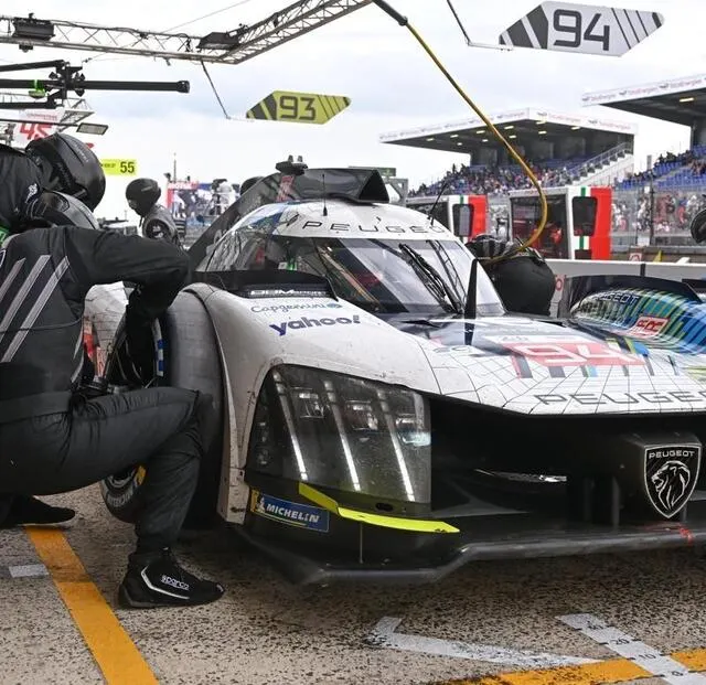 photo pendant près d’une heure et demie, peugeot était en tête des 24 heures du mans, derrière la voiture de sécurité.  ©  photo : franck dubray / ouest france