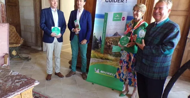 photo  jean-louis et béatrice charon (à droite) ont reçu la plaque de la 2e étoile par philippe orain et amaury de valroger.  &copy;  ouest-france 