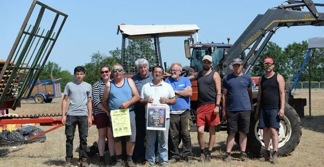 photo  alain richard (lunettes de soleil), président du comice agricole de tuffé, daniel lenoir (ex-président) et patrice lemay (polo bleu pâle), président du comité des fêtes de tuffé-val-de-la-chéronne, entourés de bénévoles et de membres du ccja, lors du démontage des stands du moiss’batt cross de duneau.  &copy;  le maine libre 