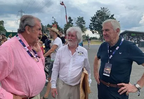 photo  david hoobs, ray toombs et richard down en pleine discussion.  &copy;  le maine libre 
