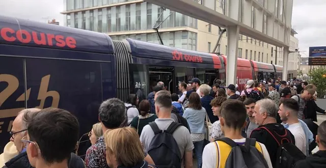 photo  de nombreux voyageurs attendent de pouvoir monter dans une rame de tramway qui dessert le circuit des 24 heures du mans, ce dimanche 11 juin 2023.  &copy;  le maine libre 