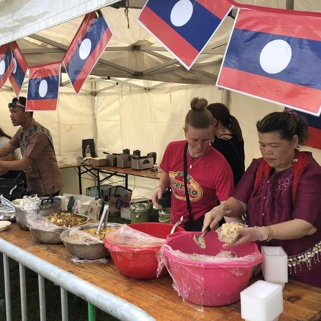 photo la fête d’ici et d’ailleurs, c’est aussi un moment de restauration : ici, un stand de nourriture laotienne.  ©  ouest-france