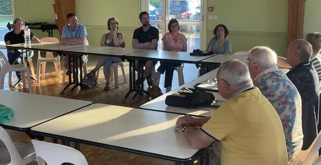photo  des parents d’élèves de fontenai ont rencontré les élus d’écouché-les-vallées, mercredi à la salle polyvalente.  &copy;  ouest-france 