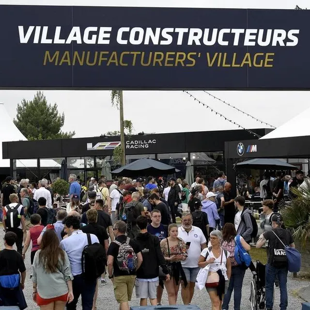 photo le foule très nombreuse dans le village constructeurs, samedi 10 juin.  ©  marc ollivier /ouest-france