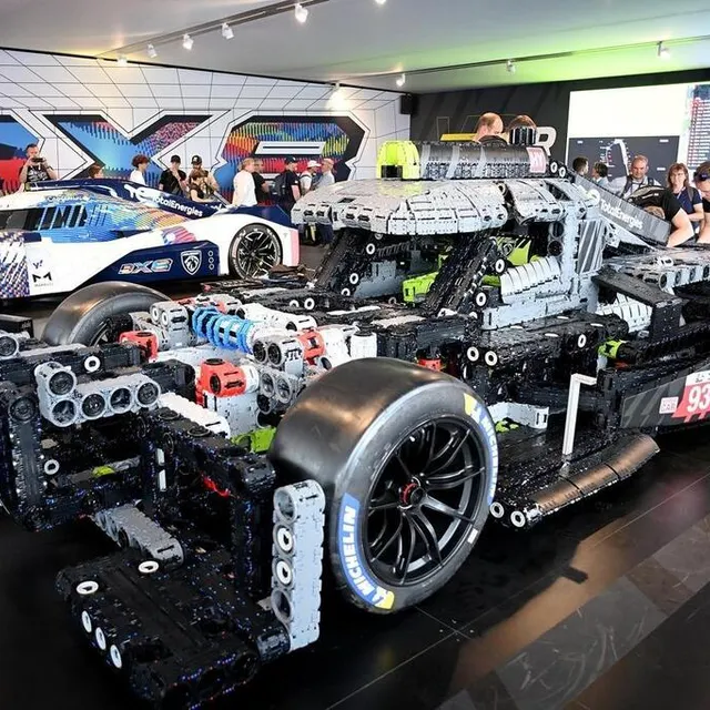 photo la réplique en lego de la peugeot 9x8 au stand peugeot dans le village des 24 heures du mans 2023.  ©  marc ollivier / ouest-france