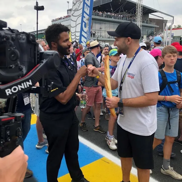 photo interview avec un micro-baguette ! c'est notre photo insolite de ce week-end des 24 heures du mans 2023 !  ©  ouest-france