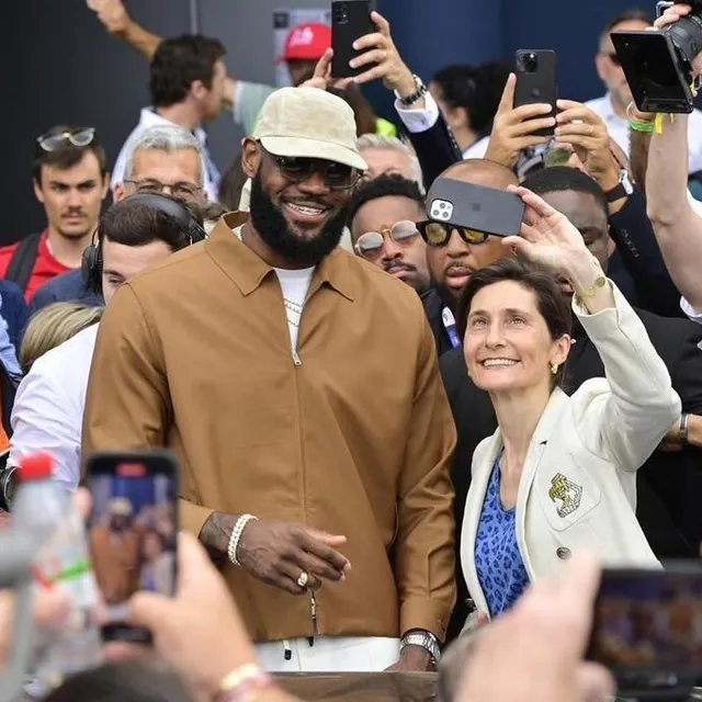 photo le « starter» de cette édition, le basketteur lebron james aux côtés de la ministre des sports, amélie oudéa-castéra, qui en a profité pour faire un petit selfie.  ©  vincent michel / ouest-france
