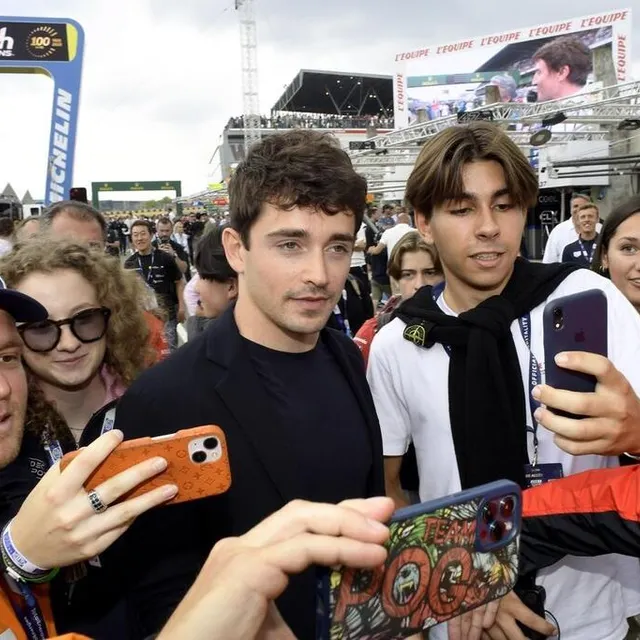 photo charles leclerc, pilote automobile monégasque engagé en formule 1 est venu sur la ligne de départ du circuit des 24 heures du mans 2023.  ©  marc ollivier/ouest-france