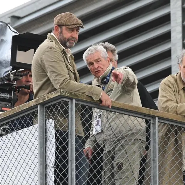 photo le réalisateur claude lelouch tourne des séquences de son prochain film pendant la course avec kad merad et raphael mezrahi.  ©  franck dubray / ouest france