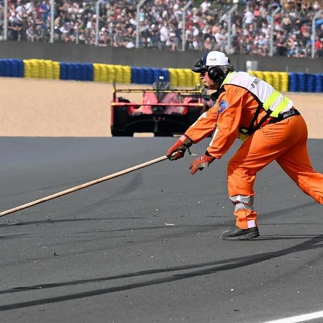 photo un commissaire de course balaie la piste des 24 heures du mans, samedi 10 juin 2023.  ©  marc ollivier/ouest-france