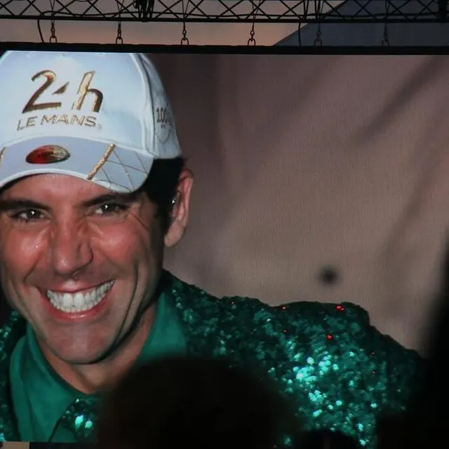 photo mika, sur l'un des écrans géants, avec la casquette de l'événement en début de concert.  ©  ouest-france