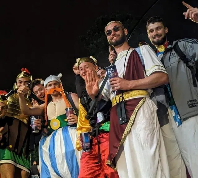 photo astérix, obélix et les romains parmi les spectateurs des 24 heures du mans.  ©  ouest-france