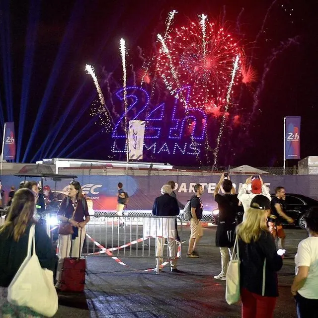 photo feu d'artifice et spectacle de drones  après le concert de mika.  ©  marc ollivier/ouest-france