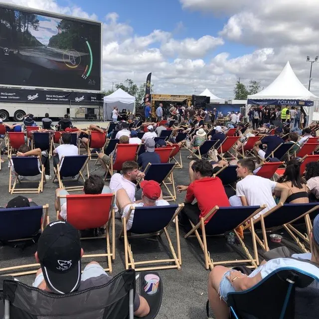 photo en fan zone dunlop, on regarde les derniers instants de course bien installé au fond d’un transat.  ©  ouest-france