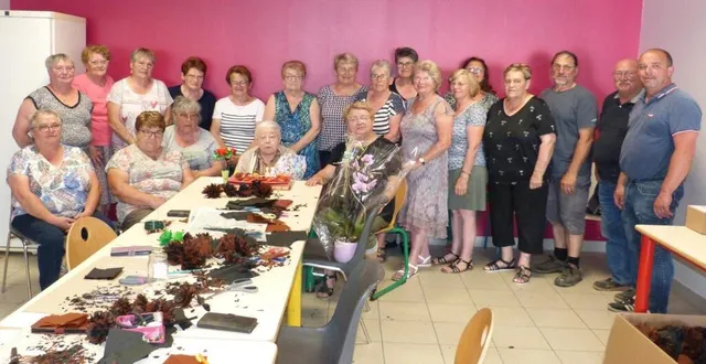 photo  liliane odiot entourée de ses « collègues », qui se retrouvent chaque jeudi dans l’ancien local des restos du cœur à oizé.  &copy;  le maine libre 
