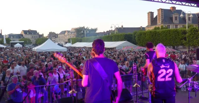 photo  la place de la république vers 22 heures pendant la prestation du groupe monty picon venu de rennes  &copy;  ml 