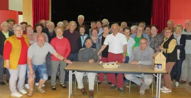 photo  roger niquin (assis au centre) a reçu un cadeau.  &copy;  générations mouvement 