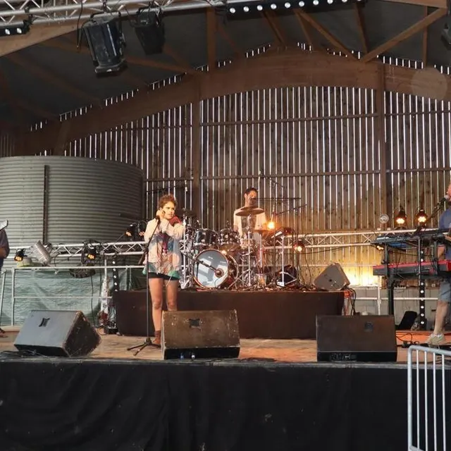 photo les pluies d’orage ont arrosé l’après-midi, mais les concerts se sont tenus sous un hangar. le groupe que tengo a pu faire ses balances au sec.  ©  ouest-france