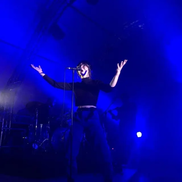 photo la chanteuse fishbach, sur la grande scène du biches festival.  ©  ouest-france