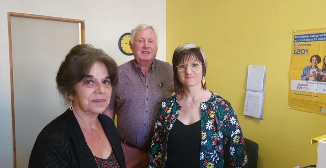 photo  le maire francis boussion, avec katia daguenet (à g.) et edwige carreau qui lui succède.   &copy;  le maine libre 