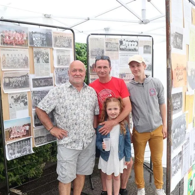 photo marc baudoin (à gauche), denis lefèvre, son fils anthony et sa nièce kelya se sont cherché et ont essayé de reconnaitre des connaissances sur l’exposition photo.  ©  ouest-france