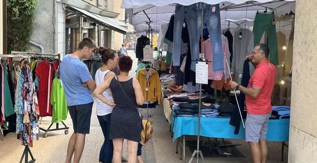 photo  une quinzaine de boutiques ont pris part au déballage de printemps à sablé-sur-sarthe, de vendredi 9 à dimanche 11 juin, comme ici rue de l’île.  &copy;  ouest-france 