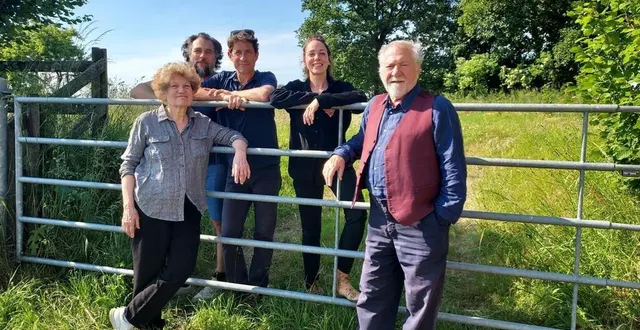 photo  marie-france santon, manuel olinger, gregori derangère, julie delaurenti et pierre santini à la ferme pour une pièce sur la transmission rurale.  &copy;  ouest-france 