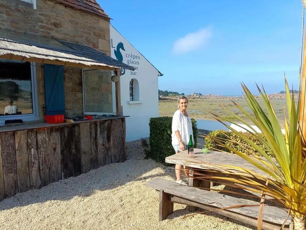 À Trégastel, face à la baie de SainteAnne, la crêperie L’hippocampe va