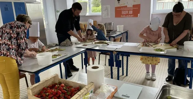 photo  cinq familles ont participé à l’atelier de cuisine parents-enfants animé par clément gomez de la cuisine unique de proximité à chanu (orne).  &copy;  ouest-france 