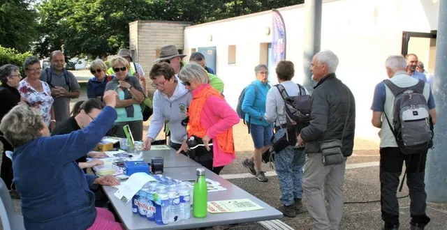 photo  randonneurs et organisation au moment des inscriptions.  &copy;  le maine libre 