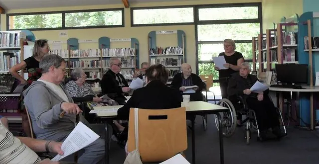 photo  une quinzaine de résidents présents à la bibliothèque.  &copy;  le maine libre 