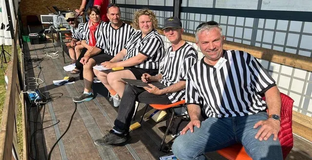 photo  le maire eric bourge, accompagné des élus des autres communes concurrentes, au stade municipal.  &copy;  le maine libre 