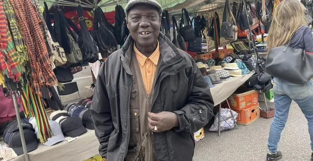 photo  matar fall vend – notamment – des vêtements d’afrique sur le marché d’argentan.  &copy;  ouest-france 