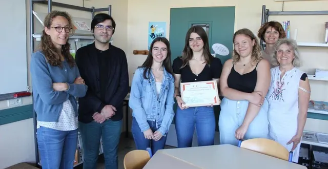 photo  au centre, les trois élèves initiatrices du projet : ambre goubin, clara chaplin et chléa vasseur.   &copy;  le maine libre 