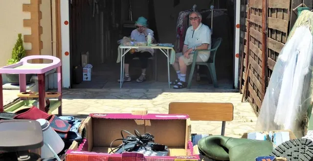 photo  des exposants en retrait d’un soleil de plomb…  &copy;  le maine libre 