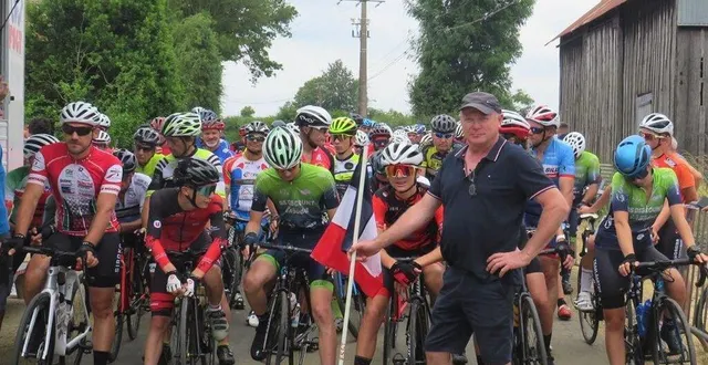 photo  le maire, pascal champclou, a donné le départ de la course.  &copy;  le maine libre 