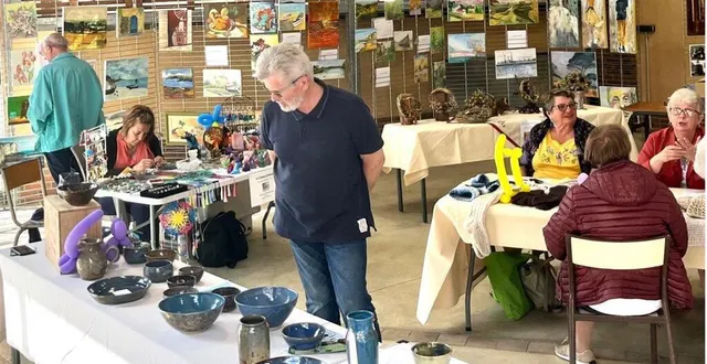 photo  les exposants ont accueilli les visiteurs sous la halle.  &copy;  ouest-france 