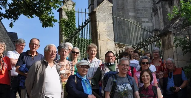 photo  anne et yannick ont été accompagnés par des amis marcheurs jusqu’à yvré-l’evêque.  &copy;  le maine libre 