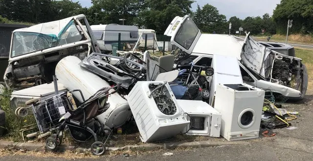 photo  l’enchevêtrement de déchets entre la déchetterie de la ferté-bernard et l’aire d’accueil des gens du voyage est monnaie courante.  &copy;  le maine libre 