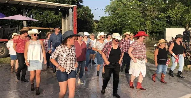 photo  parmi les nombreuses animations au programme de l’après-midi, une démonstration de danse country.  &copy;  archives le maine libre 
